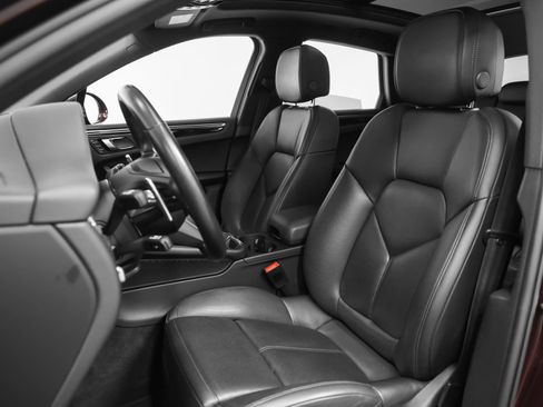 Certified 2024 Porsche Macan AWD/4WD image 5