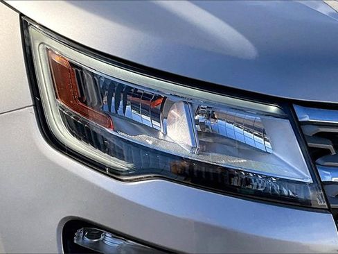 Used 2019 Ford Explorer Limited w/ Ford Safe & Smart Package image 32