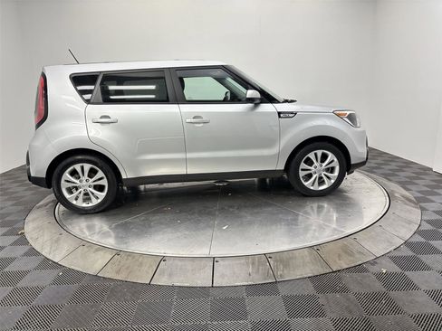 Used 2016 Kia Soul + image 17
