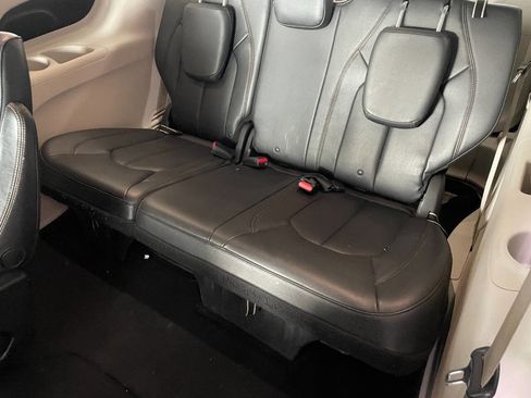 Used 2018 Chrysler Pacifica Touring-L image 22