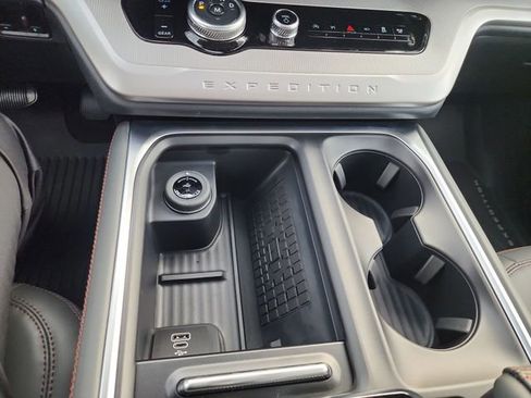 New 2025 Ford Expedition Active image 25