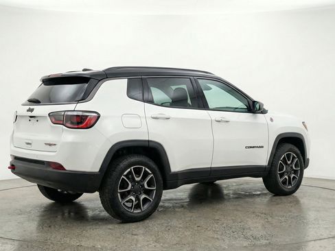 Used 2025 Jeep Compass Trailhawk AWD/4WD image 9