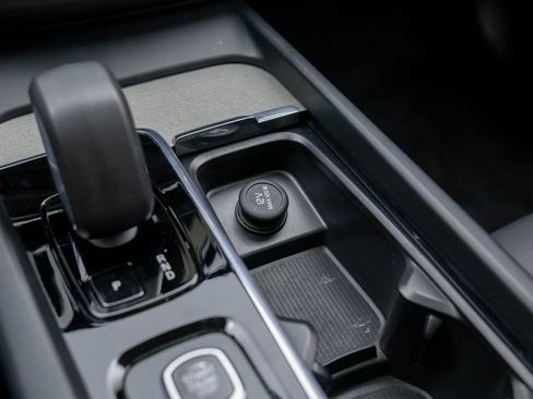 Used 2025 Volvo XC60 B5 Plus image 26