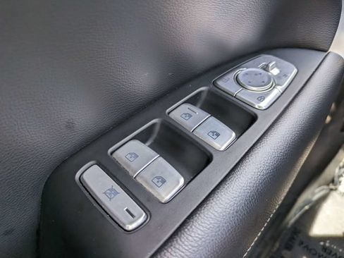 Used 2025 Genesis G70 2.5T RWD image 20