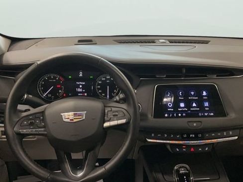 Used 2023 Cadillac XT4 Luxury w/ Cold Weather Package AWD/4WD image 10