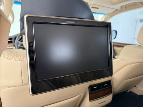 Used 2020 Lexus LX 570 4WD w/ Luxury Package image 31