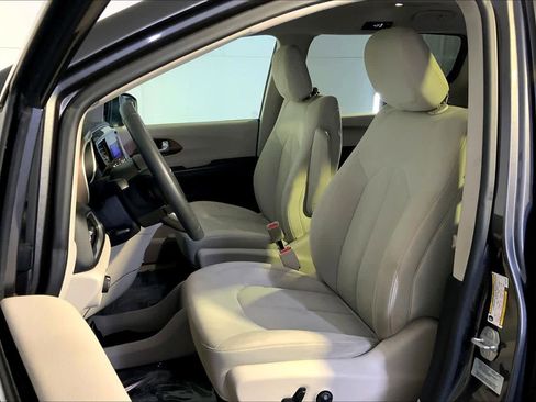 Used 2017 Chrysler Pacifica Touring image 8