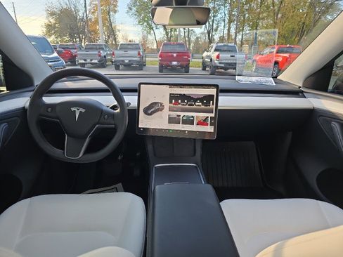 Used 2024 Tesla Model Y Long Range image 18