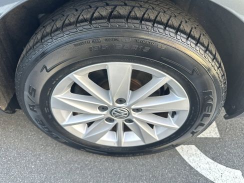 Used 2016 Volkswagen Golf S image 31