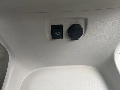 Used 2013 Toyota Sienna L image 7