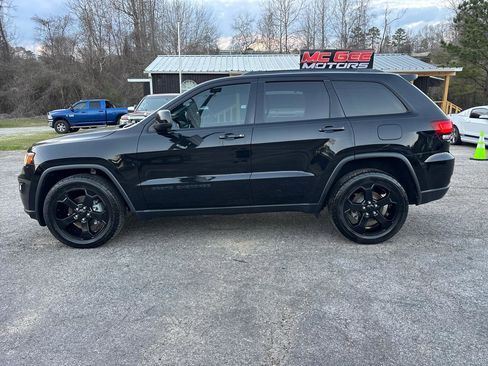 Used 2018 Jeep Grand Cherokee Laredo image 2