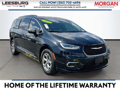 Used 2023 Chrysler Pacifica Limited w/ Uconnect Theater Family Group