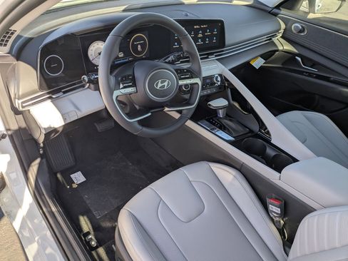 Certified 2025 Hyundai Elantra Limited FWD image 17