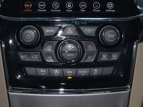 Used 2022 Jeep Grand Cherokee Laredo E w/ Security & Convenience Group image 21