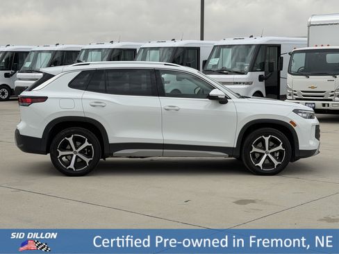 Used 2025 Volkswagen Tiguan SE image 3