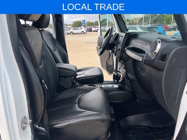 Used 2017 Jeep Wrangler Unlimited Sahara w/ Connectivity Group AWD/4WD image 14