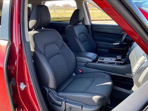 Used 2025 Nissan Pathfinder SV image 8