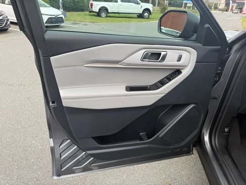 New 2025 Ford Explorer Active w/ Active Comfort Package RWD image 13