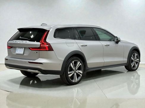 Used 2025 Volvo V60 B5 Cross Country Plus image 12