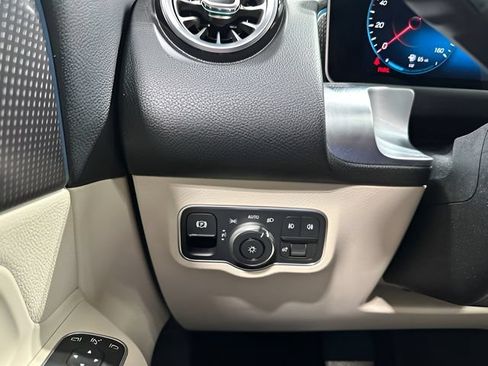 Used 2021 Mercedes-Benz GLB 250 4MATIC image 16