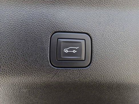 Used 2025 GMC Yukon XL Denali AWD/4WD image 9