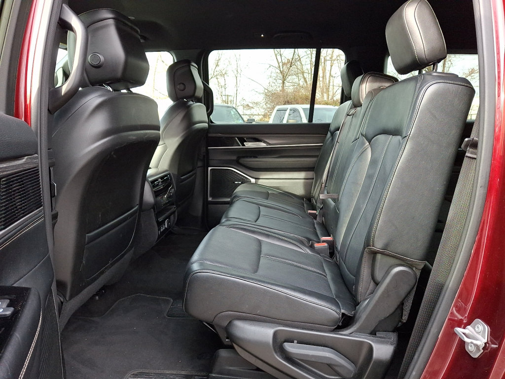 Used 2024 Jeep Wagoneer L Series II w/ Flexible Seating Group AWD/4WD image 17