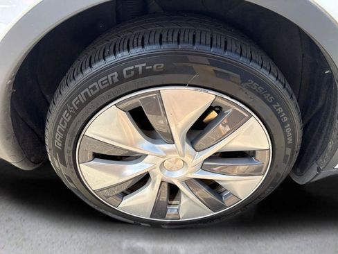 Used 2023 Tesla Model Y Long Range AWD/4WD image 18