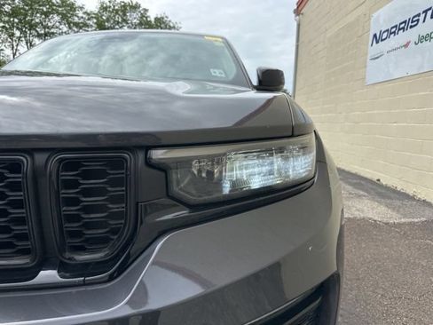 Used 2023 Jeep Grand Cherokee Limited w/ Black Appearance Package AWD/4WD image 9
