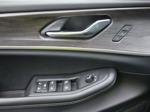 Used 2024 Jeep Grand Cherokee L Limited w/ Luxury Tech Group II image 17