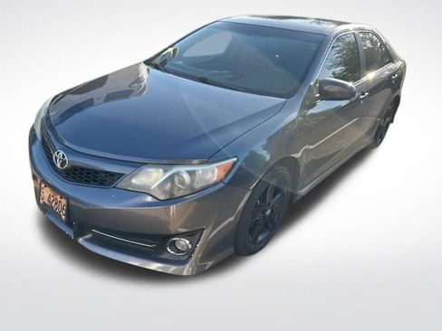 Used 2014 Toyota Camry SE FWD image 2
