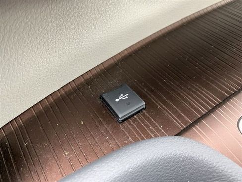 Used 2024 Toyota Sienna LE image 27