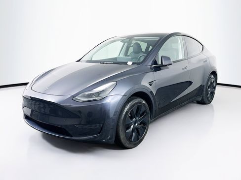 Used 2025 Tesla Model Y Long Range image 3