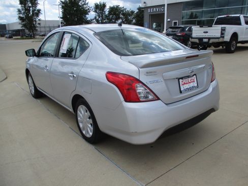 Used 2019 Nissan Versa SV FWD image 3