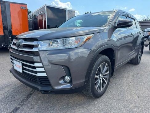 Used 2017 Toyota Highlander XLE AWD/4WD image 3