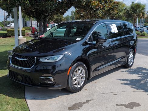 Used 2024 Chrysler Pacifica Touring-L FWD image 5