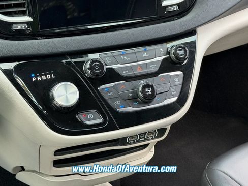 Used 2023 Chrysler Pacifica Touring-L FWD image 20