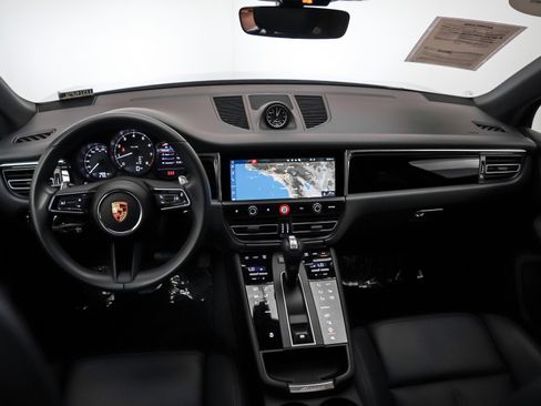 Used 2025 Porsche Macan image 19