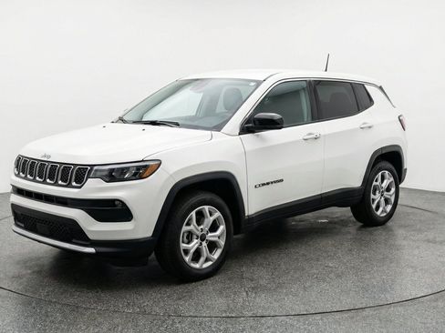 Used 2025 Jeep Compass Latitude AWD/4WD image 3