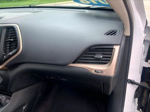 Used 2018 Jeep Cherokee Latitude AWD/4WD image 17