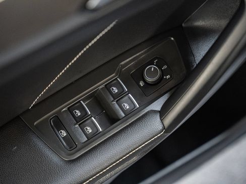 Used 2022 Volkswagen Tiguan SE w/ Panoramic Sunroof Package FWD image 42