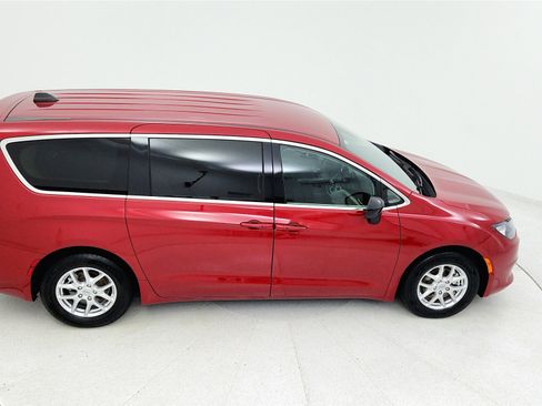 Used 2024 Chrysler Voyager LX image 17