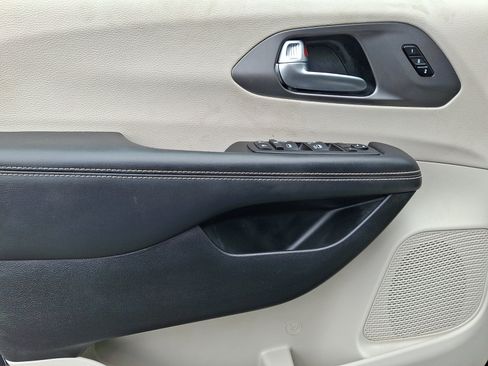 Used 2023 Chrysler Pacifica Touring-L FWD image 12