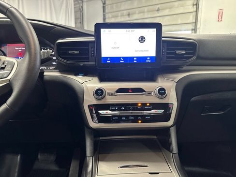 Used 2023 Ford Explorer XLT AWD/4WD image 18