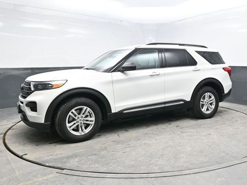 Used 2022 Ford Explorer XLT image 3