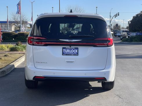 New 2026 Chrysler Pacifica Select image 10