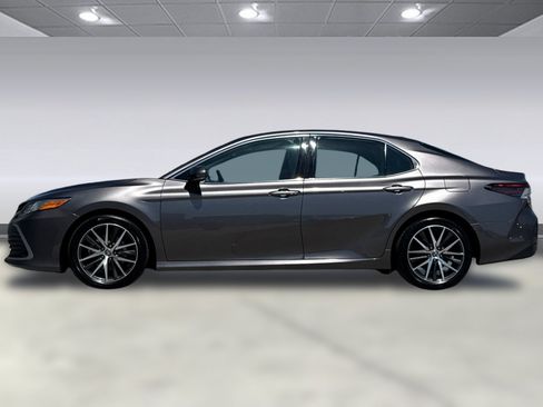 Used 2022 Toyota Camry XLE FWD image 2
