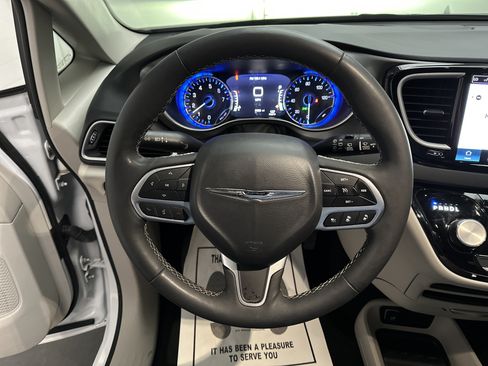Used 2023 Chrysler Pacifica Touring-L FWD image 24