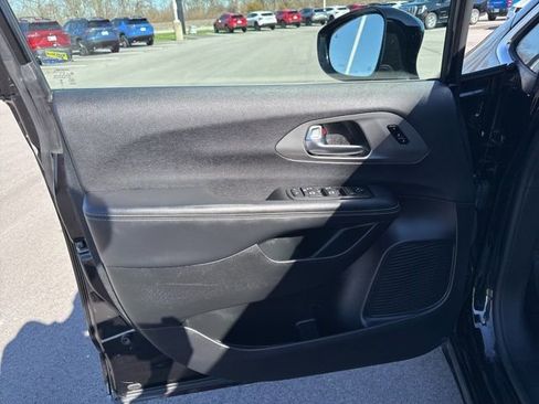 Used 2025 Chrysler Pacifica Select image 19