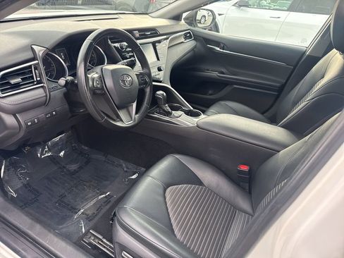Used 2018 Toyota Camry SE image 3