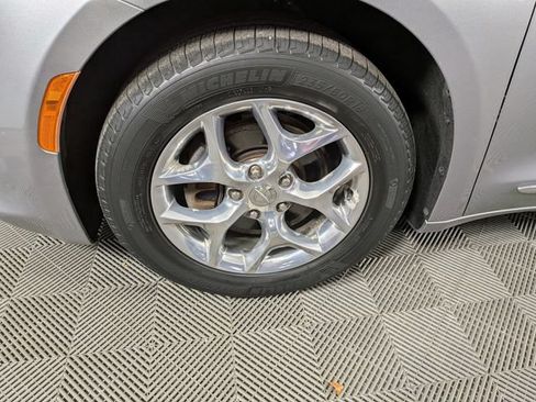 Used 2019 Chrysler Pacifica Limited FWD image 40